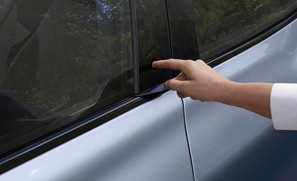 Apertura de Puertas con el Sistema E-Latch de Camioneta SUV Eléctrica Ford Mustang MachE 2023