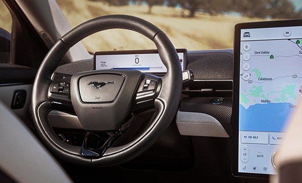 Volante en Piel, Pantalla LED y Cluster Digital en Camioneta SUV Eléctrica Ford Mustang MachE 2024