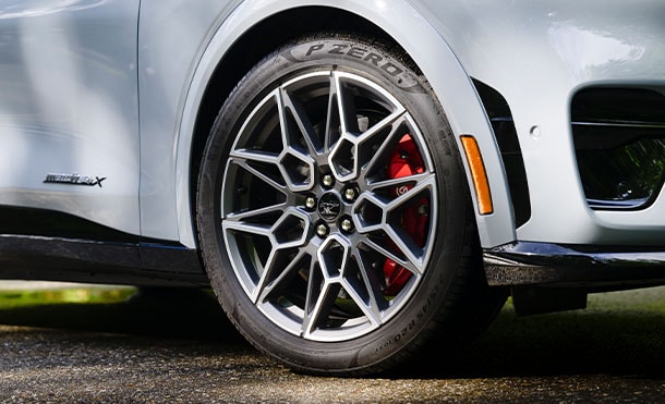 Frenos Brembo deportivos Equipados en Camioneta SUV Eléctrica Ford Mustang Mach-E 2025 