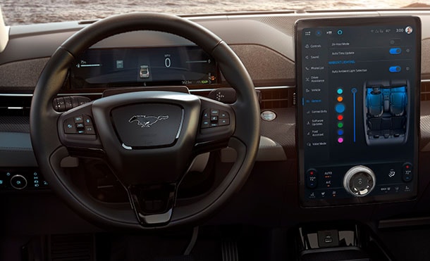 Luz ambiental equipada en Ford Mustang Mach-E 2025 que brinda lujo y tecnología
