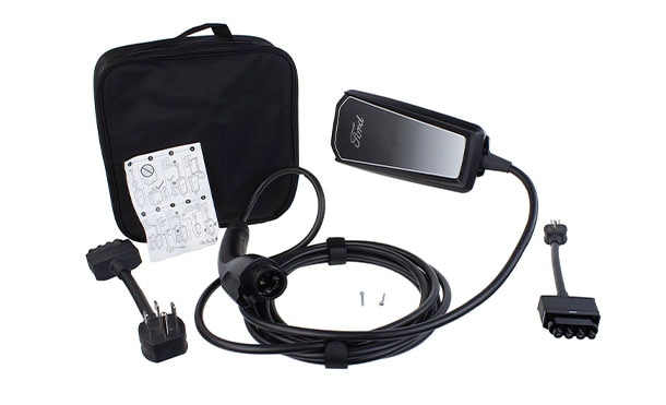 Cargador portátil estándar de Ford Mustang Mach-E 2025 que te permite cargar en cualquier enchufe