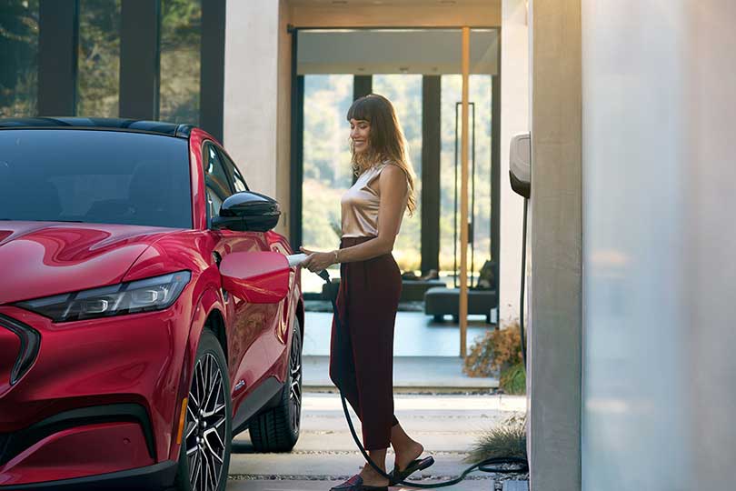 Ford Mustang Mach-E 2026 Opciones de Batería con Cargador Fijo de pared, portátil y Red VEMO