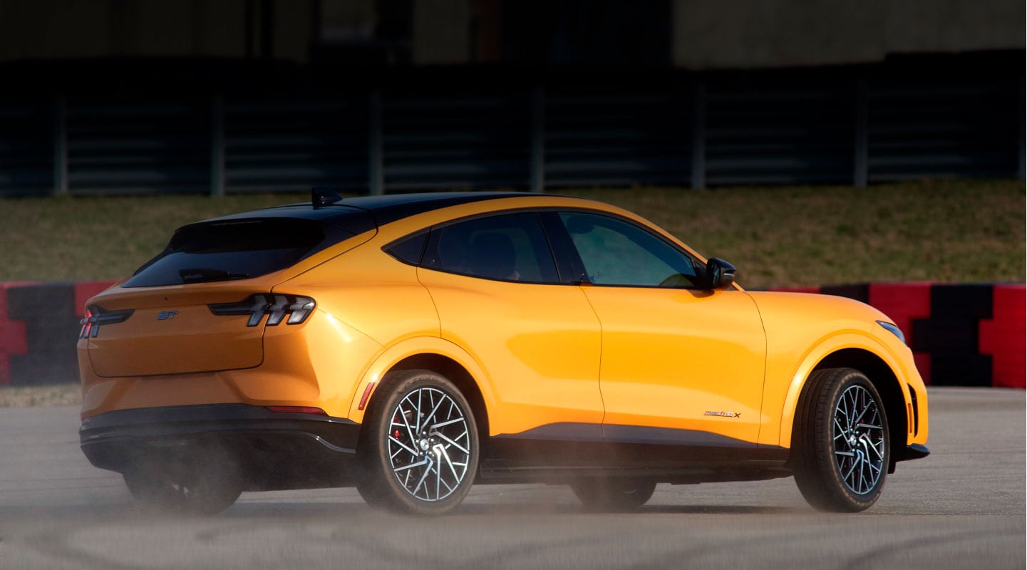 Descubre la Experiencia de Conducción de la Poderosa Camioneta SUV Eléctrica Ford Mustang Mach-E