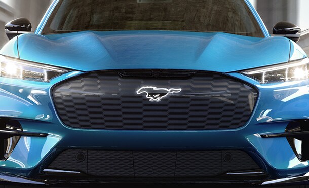 Diseño de Parrilla en Color Aluminio de Camioneta SUV Eléctrica Ford Mustang Mach-E 2022