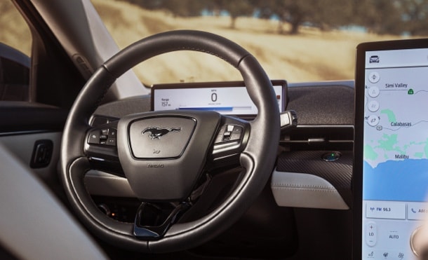 Volante en Piel y Pantalla LED LCD en Camioneta SUV Eléctrica Ford Mustang MachE