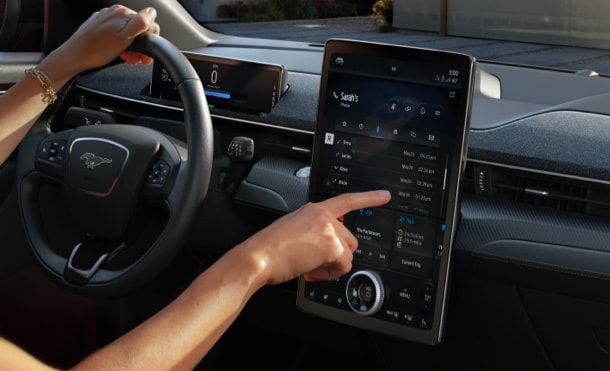 Conectividad de Camioneta Eléctrica Ford Mustang MachE, Pantalla táctil compatible con Smartphones