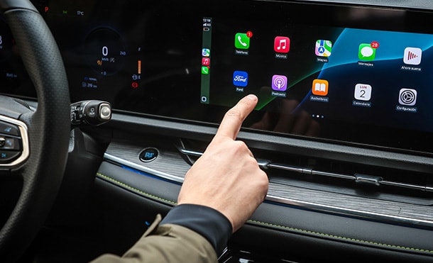 Pantalla de 12 pulgadas con Android Auto y Apple CarPlay equipada en Ford Territory HEV 2026