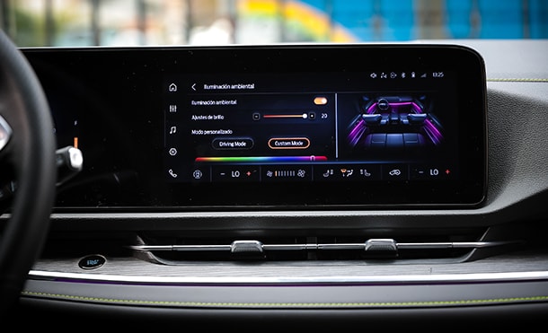 Ford Territory HEV 2026 equipa Luz Ambiental Multicolor que brinda confort y sofisticación a la SUV