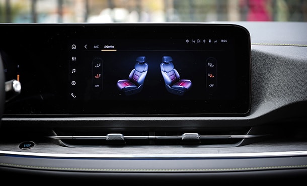 Ford Territory Híbrida 2026 con asientos calefactables ventilados, controlables desde la pantalla