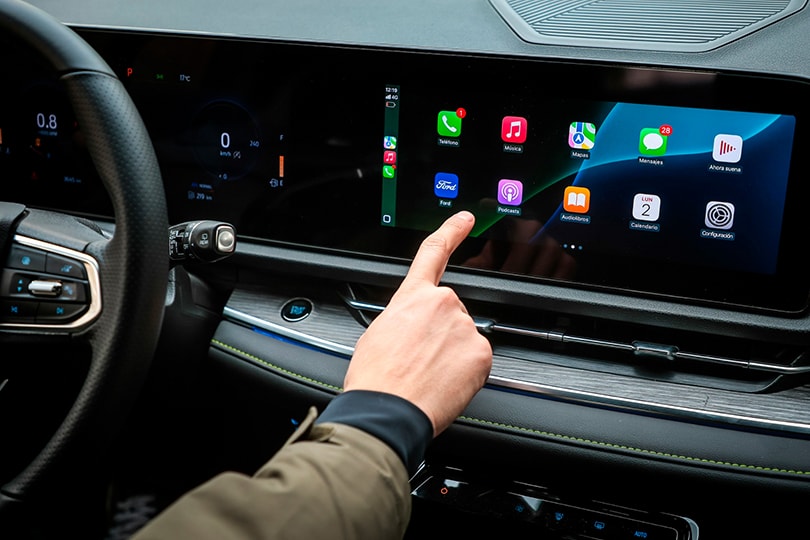 Pantalla de 12 pulgadas con Android Auto y Apple CarPlay equipada en Ford Territory HEV 2027