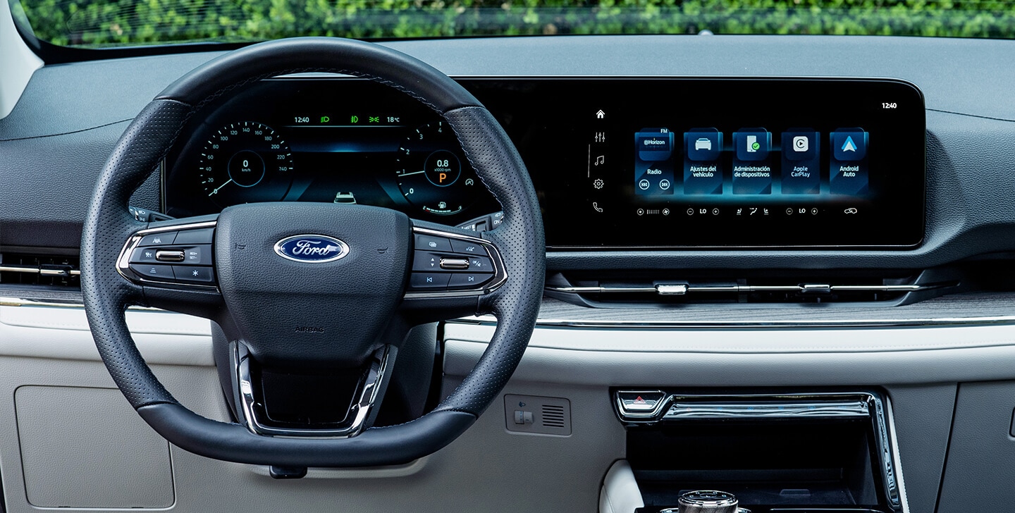 Elegantes Asientos Forrados en Piel, con Elegante Diseño en Camioneta SUV Ford Territory