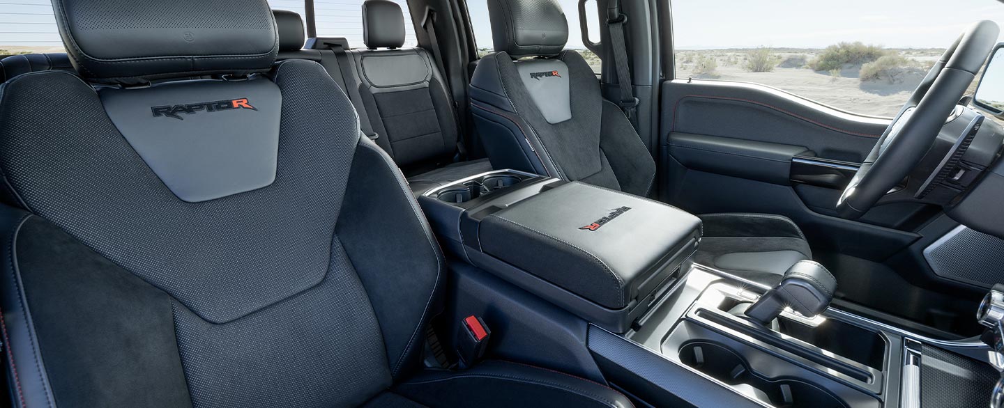 Interiores con detalles exclusivos y Logo Ford Raptor R 2023 en Asientos y Consola central