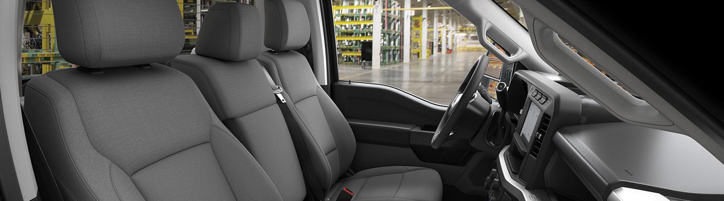 Asientos de Banca Dividida de Gran Confort con ajuste equipados en Ford Super Duty Chasis 2025