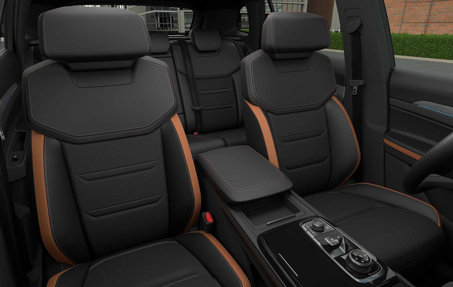 Asientos de Piel Bitono color Negro y Terracota equipados en Ford Territory 2027 versión Titanium